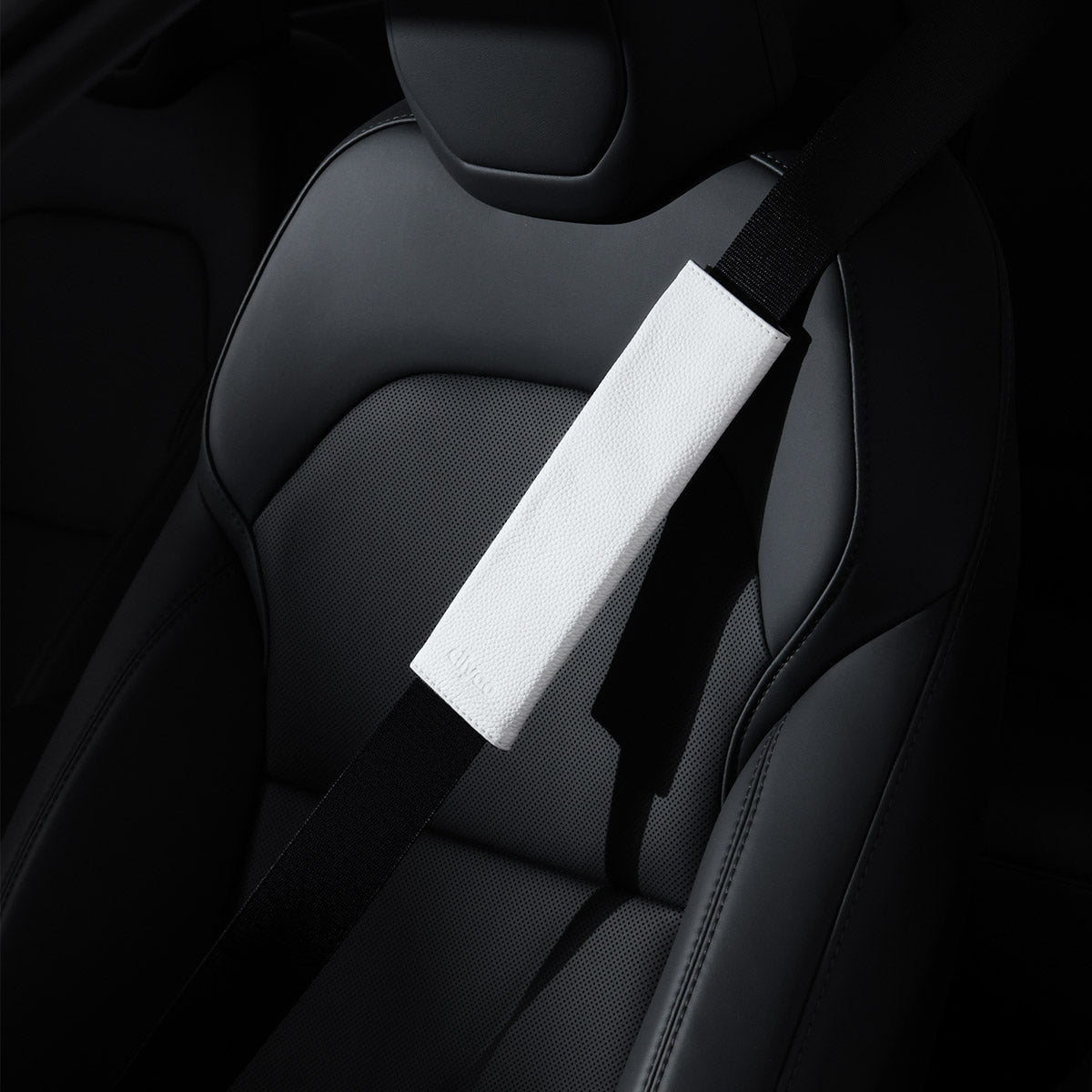ciiyaa Lychee Cowhide Seat Belt Cover